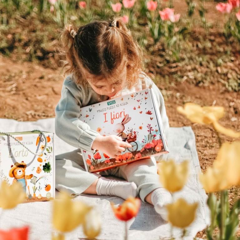 Puzzle magique à l'eau. Les fleurs