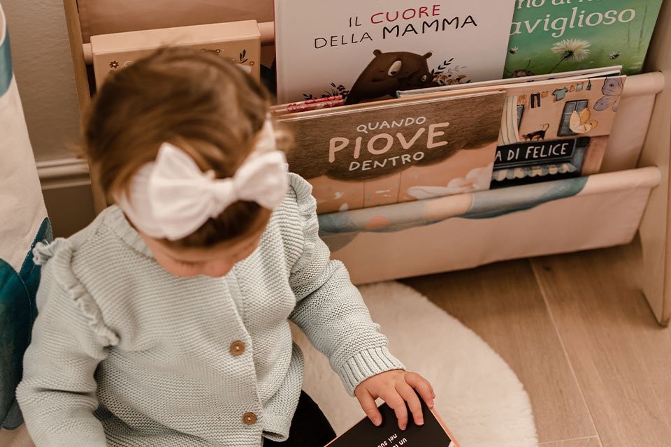 Montessori wooden bookcase for children | Sassi Junior